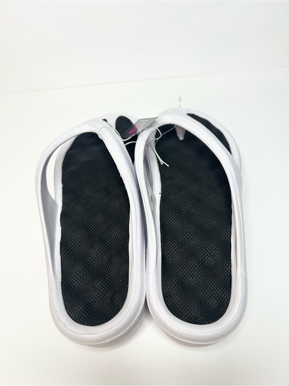 White and Black Women's Foam Flip Flop Sandals Size M (7-8) - Picture 3 of 4